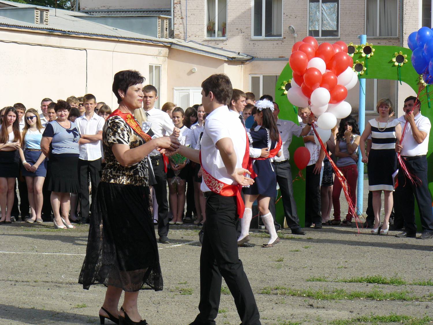 Ст багаевская школа. Багаевская СОШ 2 директор. Багаевская школа 3. Последний звонок 2013. Багаевская школа 1 учителя.